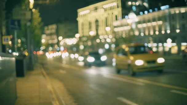 Wazig Tverskaya straatverkeer in het centrum op Moskou in de avond — Stockvideo