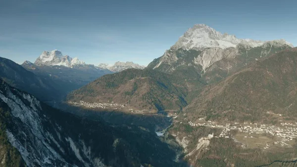 Vista aérea del Monte Antelao, la montaña más alta de los Alpes en el noreste de Italia —  Fotos de Stock
