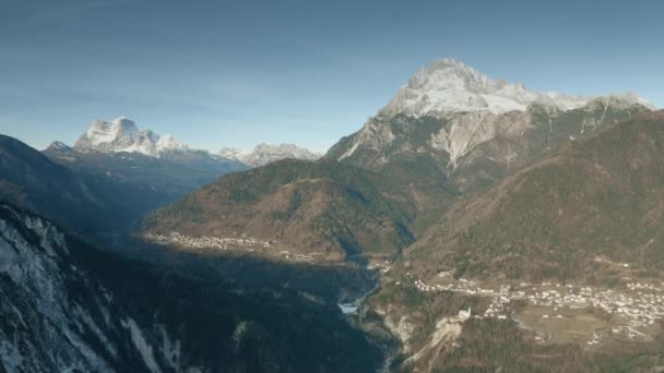 Tiro aéreo de Monte Antelao, a montanha mais alta dos Alpes no nordeste da Itália — Vídeo de Stock