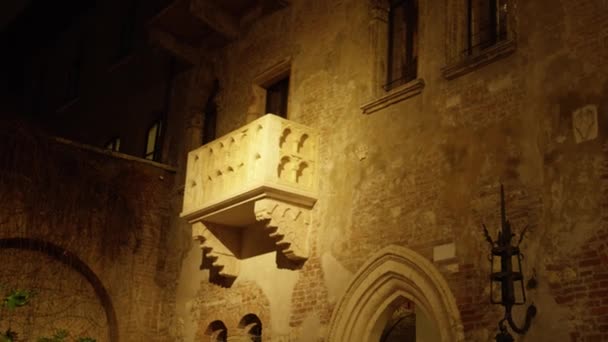 Verona Ünlü Casa di Giulietta veya Juliets ev balkon, İtalya — Stok video