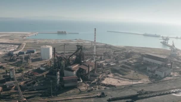 ПИОМБИНО, ИТАЛИЯ - 2 ЯНВАРЯ 2019 года. Вид с воздуха на порт и промышленный объект — стоковое видео