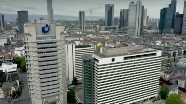 Frankfurt nad Mohanem, Německo-29. duben 2019. Letecký pohled na luxusní Hotel InterContinental uvnitř panoráma — Stock video