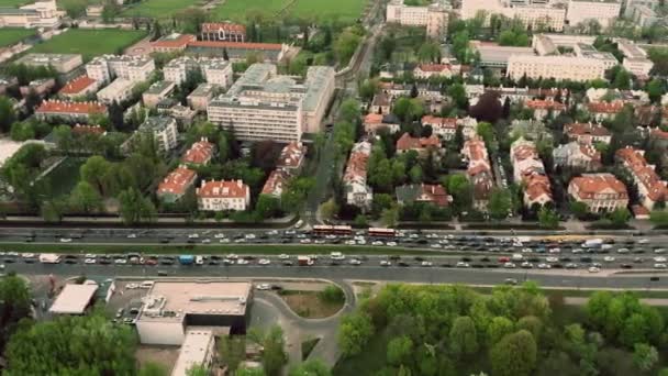 Воздушное время пробки в жилом районе европейского города — стоковое видео