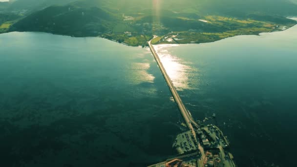 Scatto aereo della diga tra Orbetello e Monte Argentario la sera. Italia — Video Stock