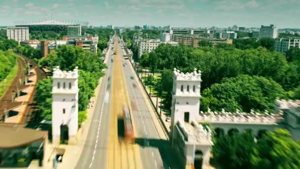 폴란드 바르샤바 - 2019년 6월 1일. 알레예 예로졸름스키 또는 예루살렘 애비뉴, 주요 도시 거리에 교통의 공중 시간 경과 — 비디오