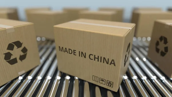 Cajas con texto MADE IN CHINA sobre transportador de rodillos. Productos chinos relacionados con la representación 3D —  Fotos de Stock