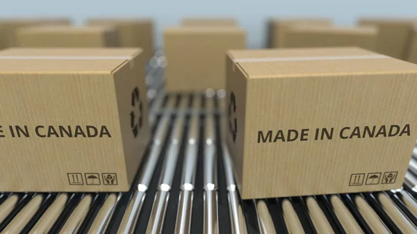 Caixas com texto MADE IN CANADA em transportador de rolos. Renderização 3D relacionada a produtos canadenses — Fotografia de Stock