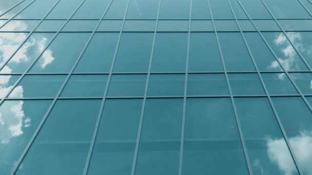 Les fenêtres modernes de façade en verre reflètent l'avion volant et les nuages, time lapse tourné sur caméra rouge — Video