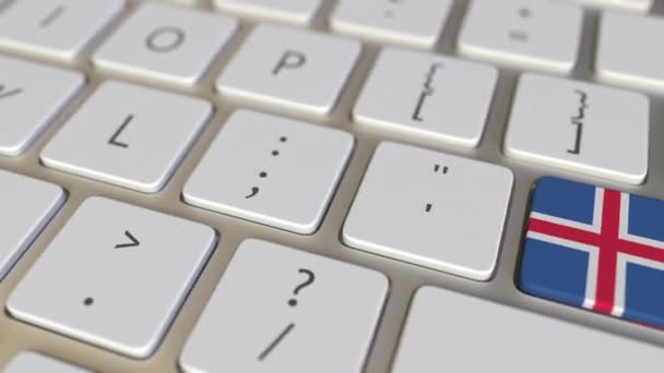 コンピュータのキーボード上のアイスランドのフラグを持つキーは、米国のフラグ、翻訳や移転関連のアニメーションのキーに切り替わります — ストック動画