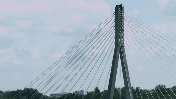 Haut du pont suspendu par câble contre les nuages — Photo