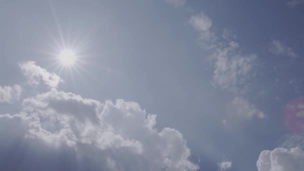 Soleil et curling cumulus nuages laps de temps, prise de vue sur la caméra rouge — Video