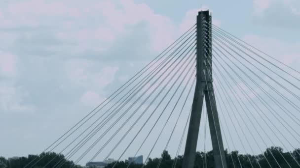 A kábelmentes híd a curling felhők ellen az idő megszűnik — Stock videók