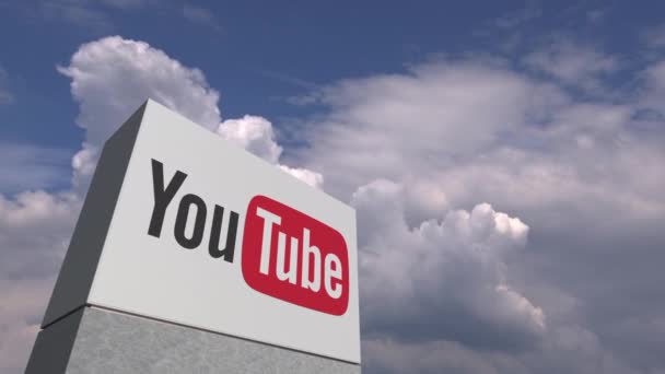 Logo typ på YouTube på ett stativ mot molnigt himmel, redaktionell animation — Stockvideo