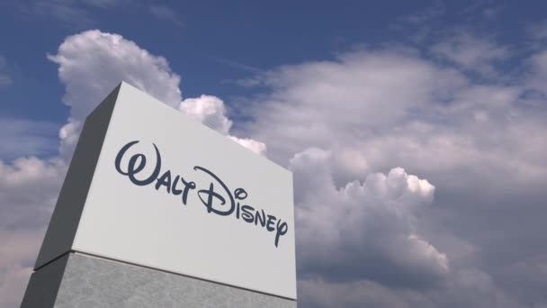 Logo von walt disney auf einem Stand vor bewölktem Himmel, redaktionelle Animation — Stockvideo