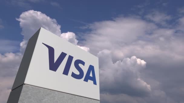 Logotipo de VISA en un stand contra el cielo nublado, animación editorial — Vídeos de Stock