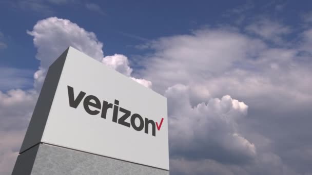 Logo Verizon przeciwko tle nieba, animacja redakcyjna — Wideo stockowe