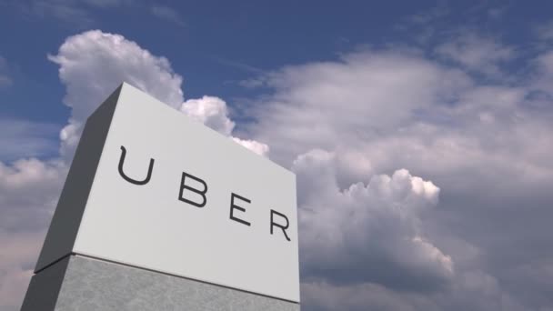 Uber logosu bulutlu gökyüzüne karşı bir stand, editoryal animasyon — Stok video