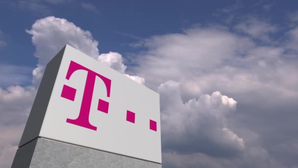 T Telekom logosu bulutlu gökyüzüne karşı bir stand, editoryal animasyon — Stok video