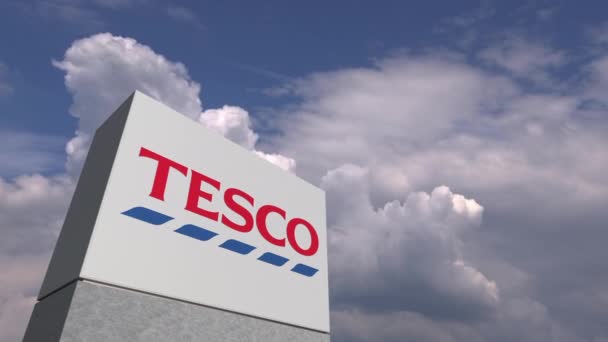 Logo Tesco na stoisku przeciw pochmurne niebo, animacja redakcyjna — Wideo stockowe
