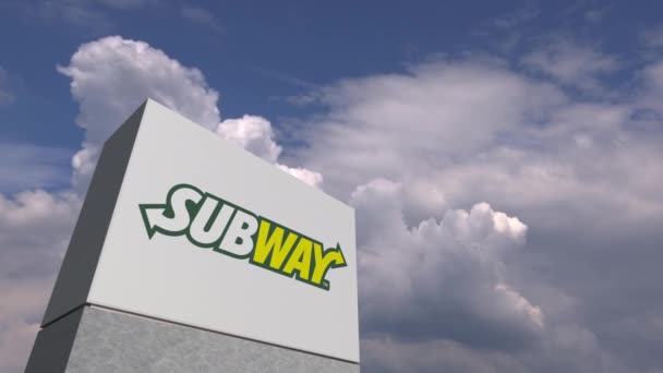 Λογότυπο του μετρό σε μια στάση ενάντια συννεφιασμένο ουρανό, συντακτική κίνηση — Αρχείο Βίντεο