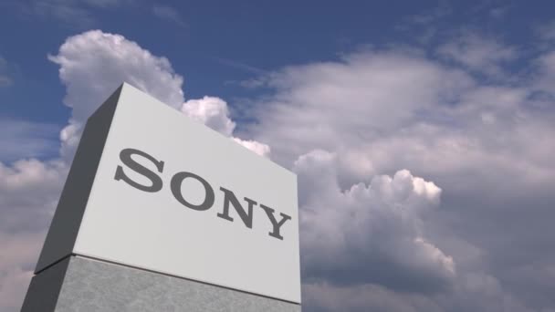 Logo de SONY em um posto contra céu nublado, animação editorial — Vídeo de Stock