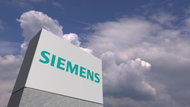 Логотип SIEMENS на стенде против облачного неба, редакционная анимация — стоковое видео