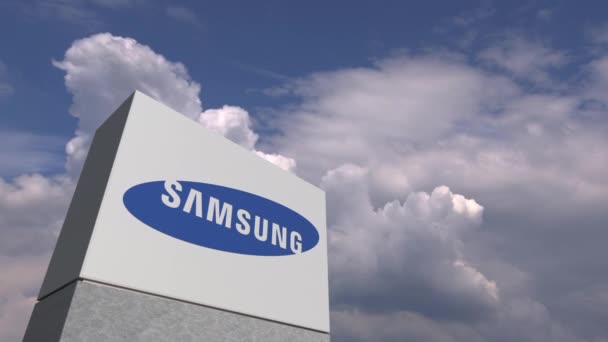 Logo společnosti Samsung na stojanu proti zatažené obloze, redakční animace — Stock video