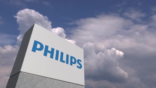 Logo von Philips auf einem Stand gegen bewölkten Himmel, redaktionelle Animation — Stockvideo