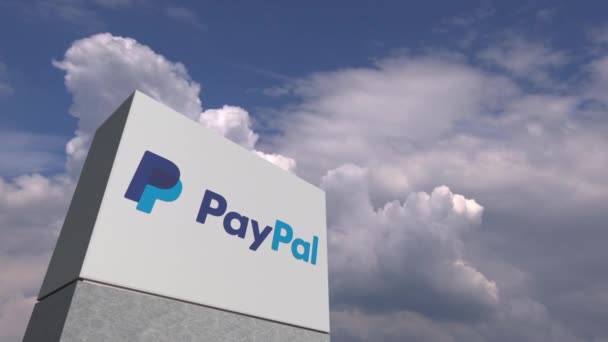 Logo de PAYPAL en un stand contra el cielo nublado, animación editorial — Vídeo de stock