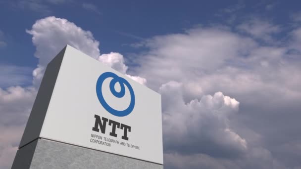 Λογότυπο του NTT σε μια στάση ενάντια στον συννεφιασμένο ουρανό, συντακτικό κινούμενο σχέδιο — Αρχείο Βίντεο