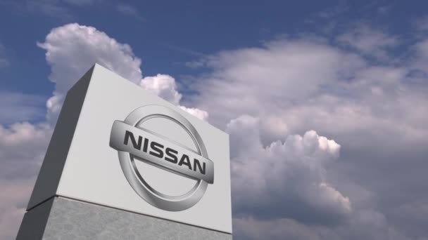Логотип NISSAN на стенде против облачного неба, редакционная анимация — стоковое видео