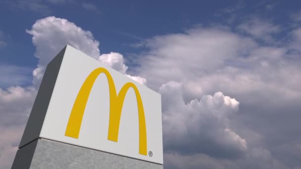 Logója McDonalds egy stand ellen felhős ég, szerkesztői animáció — Stock videók