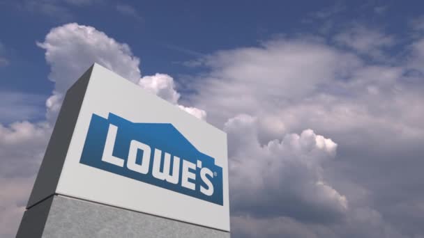 Logo von Lowes auf einem Stand gegen bewölkten Himmel, redaktionelle Animation — Stockvideo