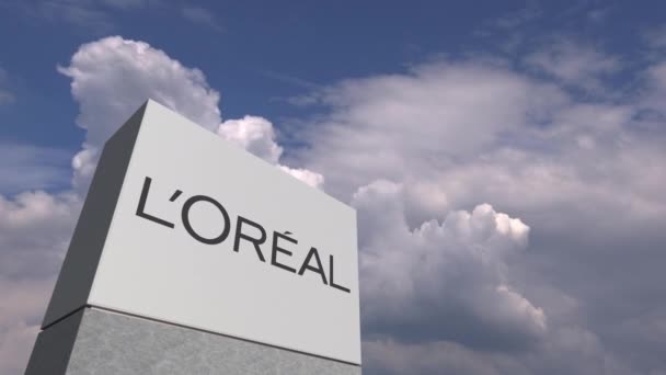 Logotipo de LOREAL en un stand contra el cielo nublado, animación editorial — Vídeos de Stock