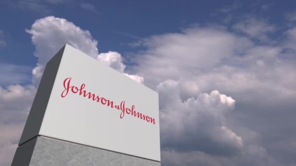 Logotipo de JOHNSON Y JOHNSON en un soporte contra el cielo nublado, animación editorial — Vídeo de stock