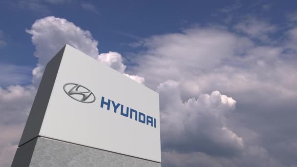 Gökyüzü arka plan, editoryal animasyon karşı Hyundai logosu — Stok video