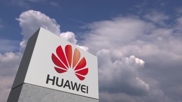 Логотип HUAWEI на фоне неба, редакционная анимация — стоковое видео