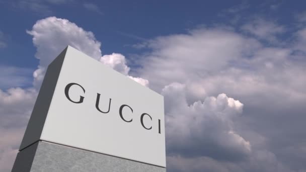 Logotipo de GUCCI en un stand contra el cielo nublado, animación editorial — Vídeo de stock