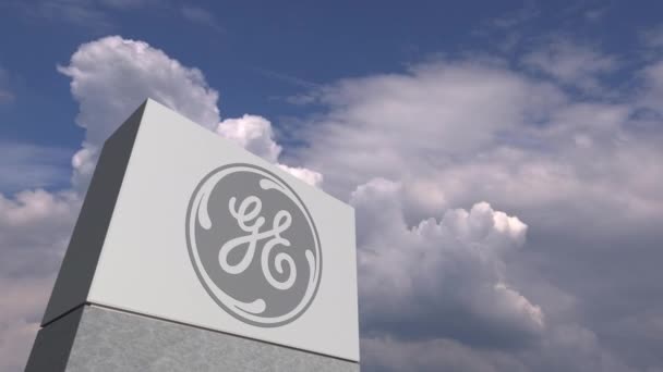 Логотип General Electric на стенді проти хмарного неба, редакційна анімація — стокове відео