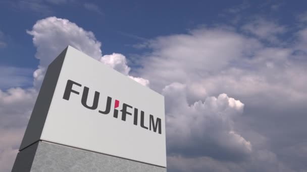Logo a Fujifilm egy stand ellen felhős ég, szerkesztői animáció — Stock videók