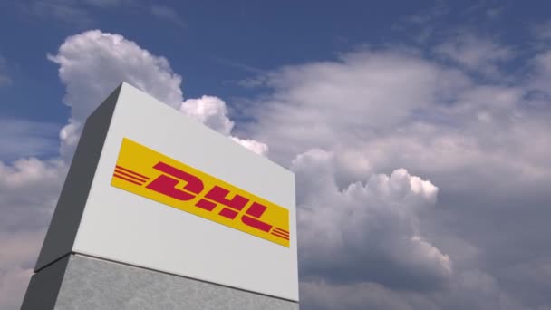 Логотип DHL на стенде против облачного неба, редакционная анимация — стоковое видео
