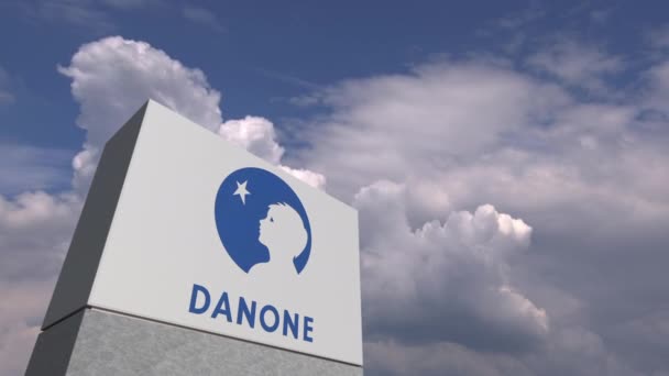 Logo Danone na stojánek proti zatažené obloze, redakční animace — Stock video