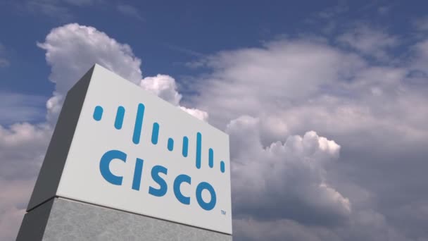 Λογότυπο της Cisco σε μια στάση ενάντια στον συννεφιασμένο ουρανό, συντακτικό κινούμενο σχέδιο — Αρχείο Βίντεο