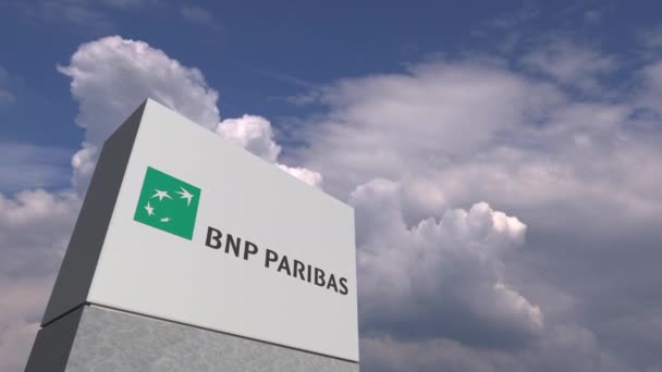 Bnp Paribas logosu bulutlu gökyüzüne karşı bir stand, editoryal animasyon — Stok video