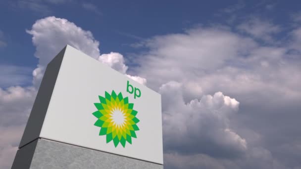 Logo de BP en el fondo del cielo, animación editorial — Vídeos de Stock
