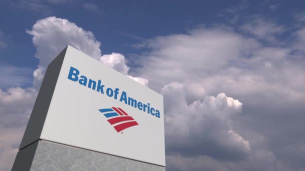 Логотип BANK OF AMERICA на стенде против облачного неба, редакционная анимация — стоковое видео