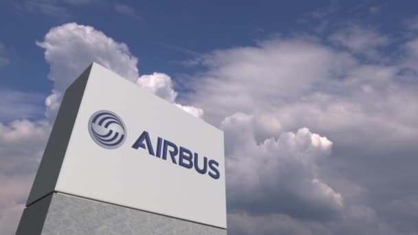Логотип AIRBUS на стенде против облачного неба, редакционная анимация — стоковое видео