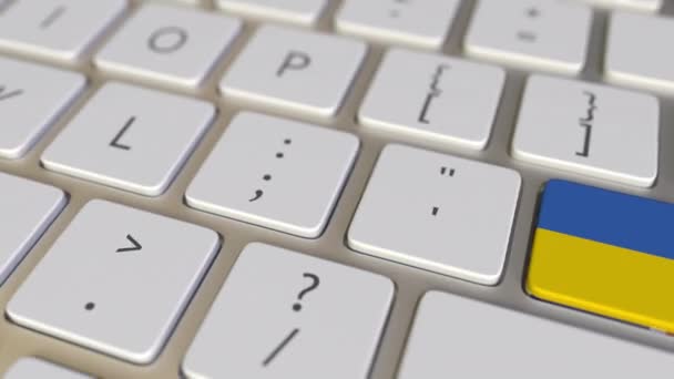 コンピュータのキーボード上のウクライナのフラグを持つキーは、英国のフラグ、翻訳や移転関連のアニメーションのキーに切り替わります — ストック動画