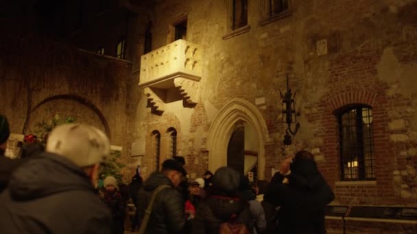 Verona, Italya-21 Aralık 2018. Casa di Giulietta veya Juliets evi ve ünlü balkon — Stok video