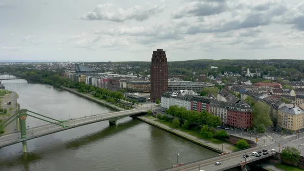 ドイツ・フランクフルト・アム・マイン-4 月29日, 2019.リンドナーホテルタワーとメイン堤防川の空中風景 — ストック写真